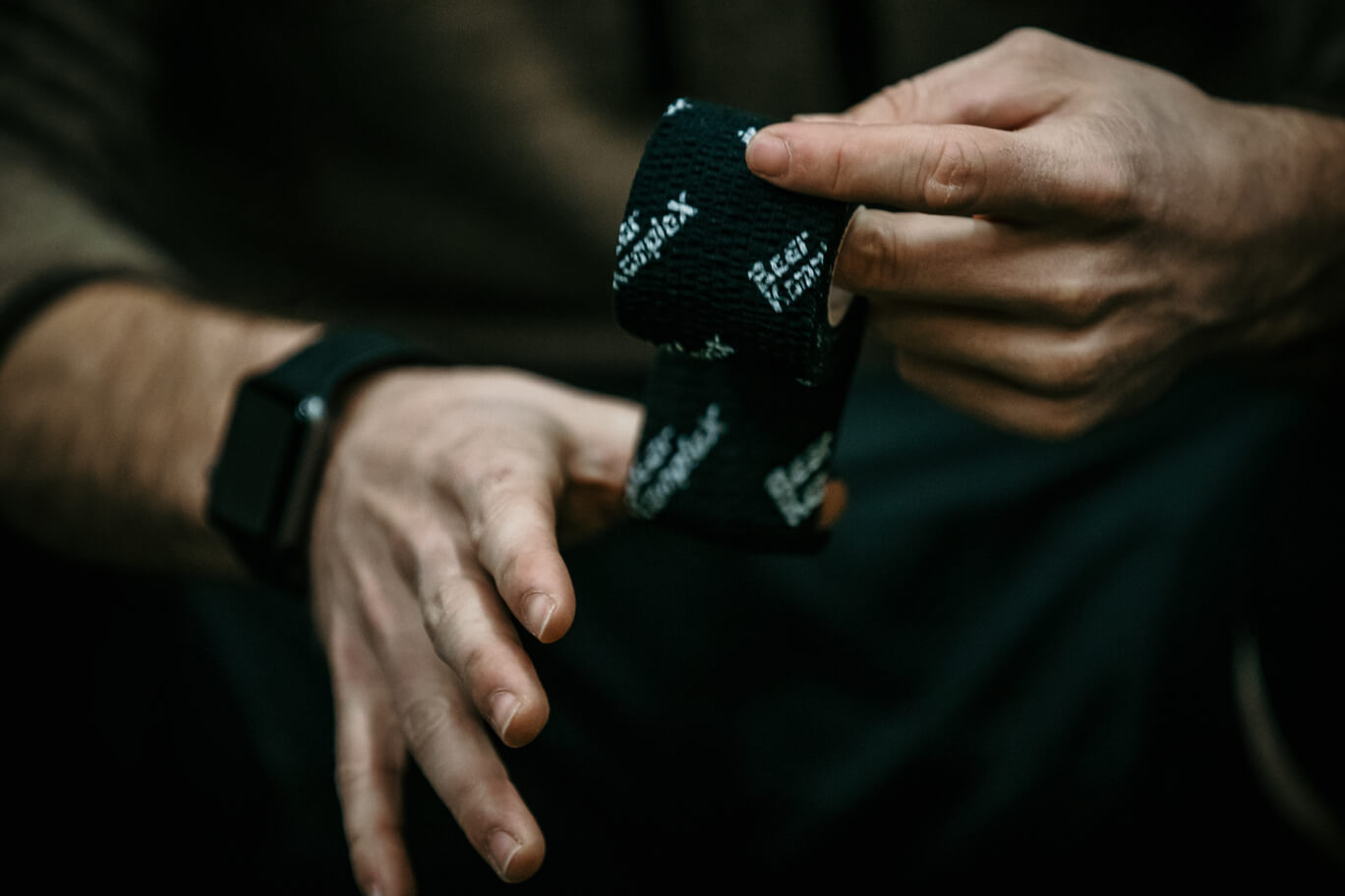 Bear KompleX Sports Taping up hands