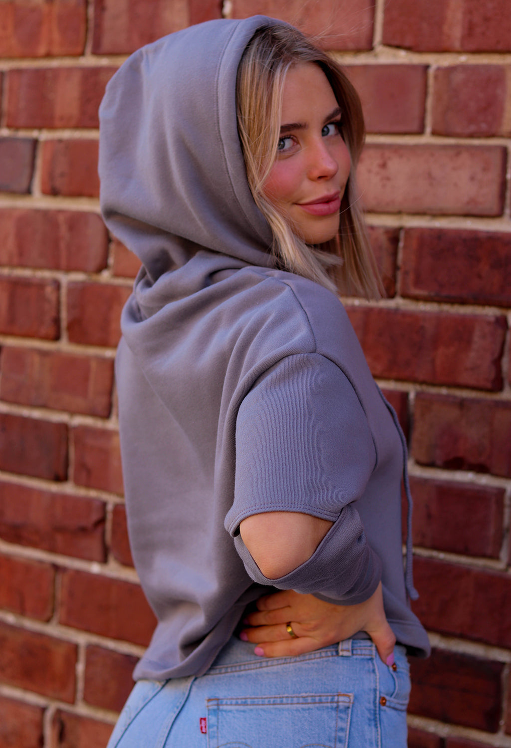 WOMEN'S CROPPED CUT OUT FLEECE HOODIE